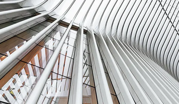 Photographie d'architecture moderne de l'Oculus à New York par Speetch : capture des lignes graphiques et de la structure blanche, démontrant l'expertise en photo immobilière et design.