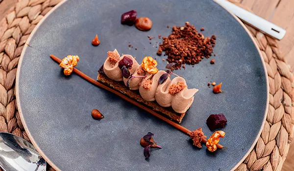 Photographie culinaire par Speetch au restaurant O’Vertige à Montagny-près-Yverdon : dessert gastronomique créatif avec mousse au chocolat et pop-corn, Suisse romande.
