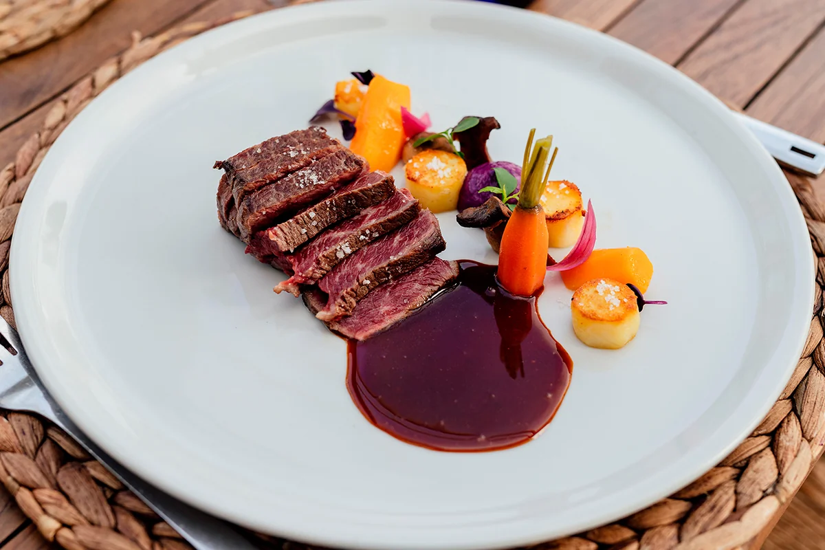 Photographie culinaire par Speetch dans le Canton de Vaud : plat de viande de bœuf avec sauce et légumes de saison, shooting professionnel pour restaurant gastronomique en Suisse romande.