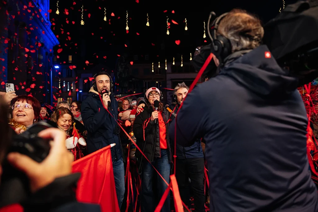 Photographie événementielle par Speetch : final de l'opération Coeur à Coeur de la RTS sur la Place Pestalozzi à Yverdon-les-Bains. Reportage live dans le Canton de Vaud avec animateurs et pluie de coeurs.