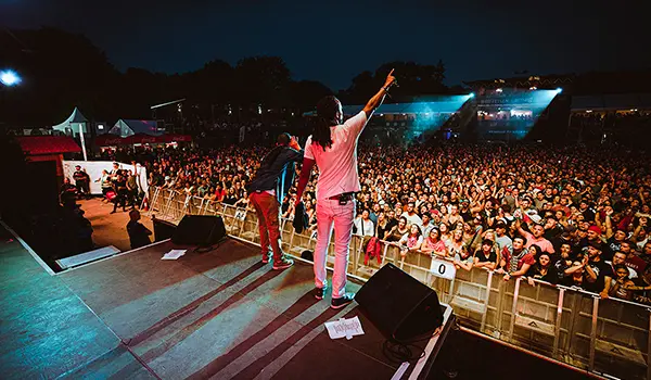 Photographe événementiel Speetch au Venoge Festival : vue depuis la scène du groupe Dub Inc devant une foule immense en Suisse romande.