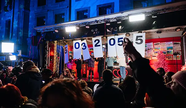 Reportage photo événementiel à Yverdon-les-Bains par Speetch : annonce d'un résultat sur scène lors d'un événement en Suisse romande.