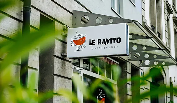 Photographie de l'enseigne du café-brunch Le Ravito par Speetch, photographe spécialisé pour les restaurants et commerces à Yverdon-les-Bains.